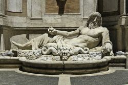 Nei Musei Capitolini a Roma, la monumentale fontana del Marforio 