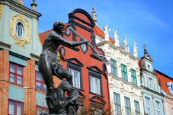 Statua del Nettuno, Danzica: è il simbolo della città, principale porto polacco sul Mar Baltico. Fu realizzata nel XVII da Abraham Van den Blocke e si trova sulla Strada Reale, ...