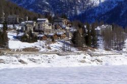 Ceresole Reale in inverno, con il lago ghiacciato. La località di villeggiatura della Valle del fiume Orco si trova ad oltre 1600 metri di altitudine - © F Ceragioli - CC BY-SA ...