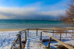 Neve sulla spiaggia di Porto Cesareo, provincia di Lecce (Puglia).
