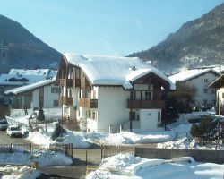 Una abbondante nevicata invernale nel centro di Tione di Trento in Trentino Di Original uploader was 4gbtione at it.wikipedia - Transferred from it.wikipedia; transferred to Commons by User:Fale ...