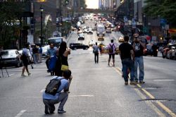 Newyorkesi pronti a fotografare, Stati Uniti. Residenti (ma anche turisti) in attesa del "solstizio di Manhattan", il suggestivo fenomeno durante il quale il sole si allinea alla perfezione ...