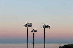 Banderuole segnavento al tramonto a Nida, sulla penisola Curlandese.