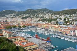 Il porto cittadino e le montagne della Costa ...