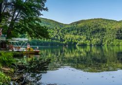 Il noleggio dei pedalò sul lago Piccolo di Monticchio in Basilicata- © canadastock/ Shutterstock.com