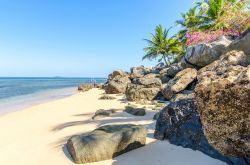 Rocce sulla spiaggia di Nosy Komba, uno dei gioielli dell'arcipelago di Nosy Be (Madagascar) - foto © lenisecalleja.photography / Shutterstock.com