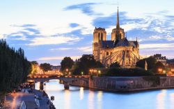 La Cattedrale di Notre-Dame sull'Ile de la citè a Parigi alle luci del tramonto - © Pigprox / Shutterstock.com