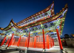 Una nuova pagoda costruita nell'area centrale di Yinchuan, provincia di Ningxia, fotografata di notte con i suoi colori e le luci variopinte.

