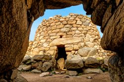 Nuraghe La Prisgiona: L'area archeologica di La Prisgiona comprende il nuraghe complesso e il villaggio di capanne che si estende intorno ad esso - © Macrolife / Shutterstock.com