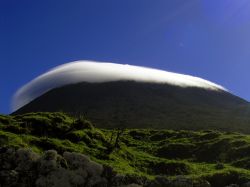 E' una di quelle nubi che si forma quando una massa d'aria calda incontra una catena montuosa e viene forzata a risalirla. La nube orografica, che deriva il suo nome dal prefisso di ...