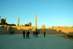 Alcuni obelischi svettano sulle rovine dei Templi di Karnak, nell'attuale Luxor, in Egitto.
