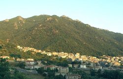 Olzai in Barbagia, il panorama del borgo in provincia di Nuoro  - © Sardu soe, CC BY-SA 3.0, Wikipedia