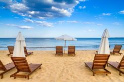 Ombrelloni e lettini da spiaggia nella baia di Kavatsi, Sozopol (Bulgaria).
