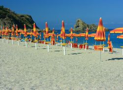 Ombrelloni e sdraio su una spiaggia di Palmi, Calabria - © 19024192 / Shutterstock.com