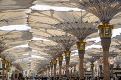 Ombrelloni elettrici alla moschea del Profeta a Medina, Arabia Saudita. Vengono aperti in estate e con la stagione calda per offrire ombra ai fedeli durante la preghiera - © Fitria Ramli ...