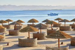 Gli ombrelloni sulla spiaggia dello Sheraton Soma Bay Resort, circa 40 km a sud di Hurghada, in Egitto - foto © Sheraton Soma Bay 