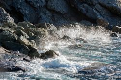 Onde del mare s'infrangono sulle rocce del litorale di Zoagli, Genova.
