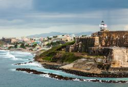 Onde si infrangono sulla spiaggia nei pressi della fortezza El Morro a San Juan, Porto Rico.

