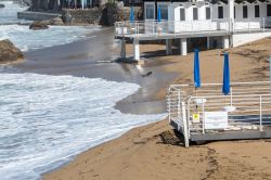 Onde sulla spiaggia di Quercetano a Castiglioncello, Livorno (Toscana) - © Stefano Barzellotti / Shutterstock.com