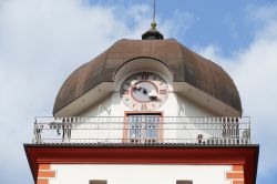 L'orologio della Schwammerlturm, la storica porta di Leoben in Austria