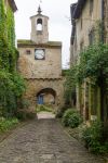 L'orologio nel borgo antico di Cordes-sur-Ciel, Francia. Questo villaggio arroccato su uno sperone di roccia è avvolto da leggende.


