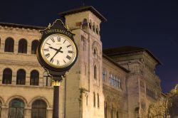 La Piazza dell’Università di Bucarest è un vivace punto di incontro. Vi si affacciano l’Università della Scuola di Architettura, il Teatro Nazionale e molti ...