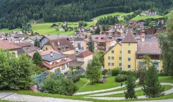 Ortisei con le località di Santa Cristina e Selva, Trentino Alto Adige. Sono popolari destinazioni turistiche in estate e inverno - © MoLarjung / Shutterstock.com
