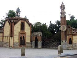 Padiglioni Guell a Barcellona, Spagna. Altra opera del modernista Gaudì, questi padiglioni sono stati costruiti combinando diverse tecniche architettoniche. Da notare il drago sul cancello ...