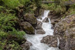 Paesaggio alpino nei dintorni di Bludenz, Austria. Qui si possono ammirare foreste e corsi d'acqua selvaggi.

