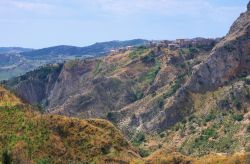 Paesaggio Appenninico con Calanchi della Calabria e la città di Stilo