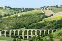 Paesaggio collinare vicino a Tolentino, Marche. In direzione di Urbisaglia si può ammirare l'acquedotto romano.
