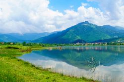 Paesaggio con il lago e la città di Plav, Montenegro. Su questo bacino lacustre, il più accessibile lago di montagna del Montenegro, si affaccia la cittadina situata ai piedi delle ...
