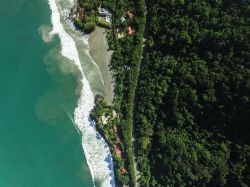 Paesaggio dall'alto di un tratto di costa nello stato di Alagoas, Brasile. Lungo il litorale vi sono splendide spiagge e barriere coralline.
