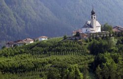Paesaggio delle montagne del Trentino tra Cles e Ville d'Anaunia