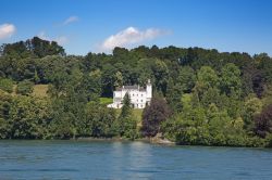 Paesaggio estivo del lago di Lucerna nei pressi della città di Weggis, Svizzera.


