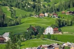 Paesaggio estivo della Val Badia in Alto Adige