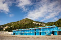 Paesaggio estivo di Bergeggi con la spiaggia e le montagne sullo sfondo, provincia di Savona, Liguria.

