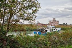 Paesaggio fluviale nei dintorni di Porto Tolle, siamo nel Parco Regionale del Delta del Po in Veneto