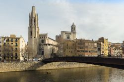 Il Pont de Sant Feliu a Girona attraversa il fiume Onyar proprio in corrispondenza della chiesa di Sant Feliu (o San Félix) - foto © Kiev.Victor / Shutterstock.com