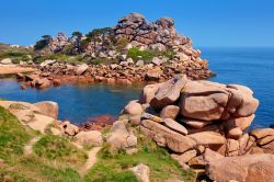 Paesaggio granitico lungo la costa della Bretagna a Ploumanac'h (Francia)