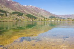 Il paesaggio bucolico intorno a Scanno: il lago - © Buffy1982 / Shutterstock.com
