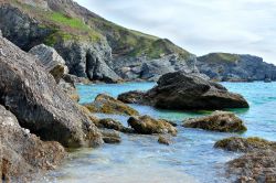 Paesaggio marittimo di Belle Ile en Mer, Francia. Fra spiagge tranquille, scogliere spettacolari, porti variopinti e campagna verdeggiante, l'isola offre un ricco mosaico di paesaggi.
