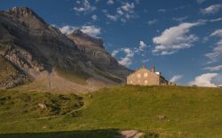 Paesaggio montano nel tardo pomeriggio al rifugio Giacomini al pascolo d'Anzeidaz, Ovronnaz, Svizzera. Siamo ai piedi del massiccio Les Diablertes (Tour of the Muverans) fra le Alpi bernesi.



 ...