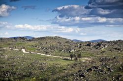 Paesaggio nel nord del Portogallo nei pressi di Sortelha - Veduta panoramica sul paesaggio che circonda Sortelha, la più antica fortezza fra quelle erette a difesa della frontiera a est ...