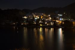 Paesaggio notturno di Fuschl am See e dell'omonimo lago, Austria. Situata a poco più di 20 km da Salisburgo, questa località è un eccellente punto di partenza per scoprire ...