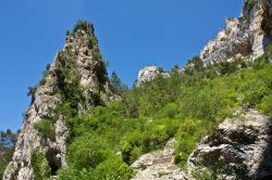 Paesaggio roccioso nei dintorni di Fontaine-de-Vaucluse, Francia.
