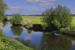 Paesaggio nella valle del fiume Avon a Stratford, Inghilterra - Una bella immagine della campagna che circonda la città della contea del Warwickshire © jamesdavidphoto / Shutterstock.com ...