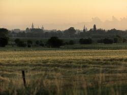 Ypres (Ieper), Fiandre: una veduta della città dalla campagna circostante, dove dal 1914 al 1918 si combatterono alcune delle battaglie più sanguinose della Prima Guerra Mondiale ...