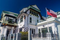 Palacio Baburizza fu costruito nel 1916 e sisviluppa su cinque piani. Ospita il Museo Municipal de Bellas Artes di Valparaíso, Cile - foto © Matyas Rehak / Shutterstock.com