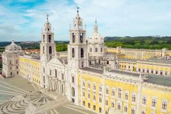 Il Palazzo Nazionale di Mafra è una delle più grandi costruzioni del Portogallo - wikipedia